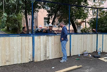 В Оренбурге обновляют хоккейные корты